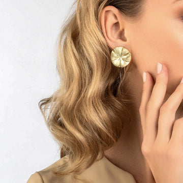 Golden, disc-shaped pleated earrings