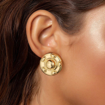 Golde, round disc, with five small round earrings surrounding a large circle