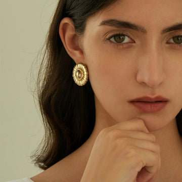 Golden, round earrings with delicate, fragmented edges
