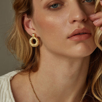 Golden, slanted stripe circle hoop earrings