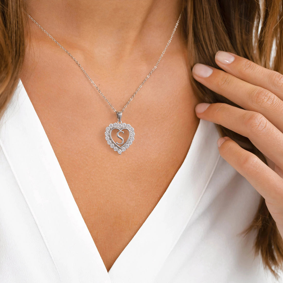 Silvery, heart-shaped zircon initial letter pendant necklace, women's jewelry, a gift for girls;
