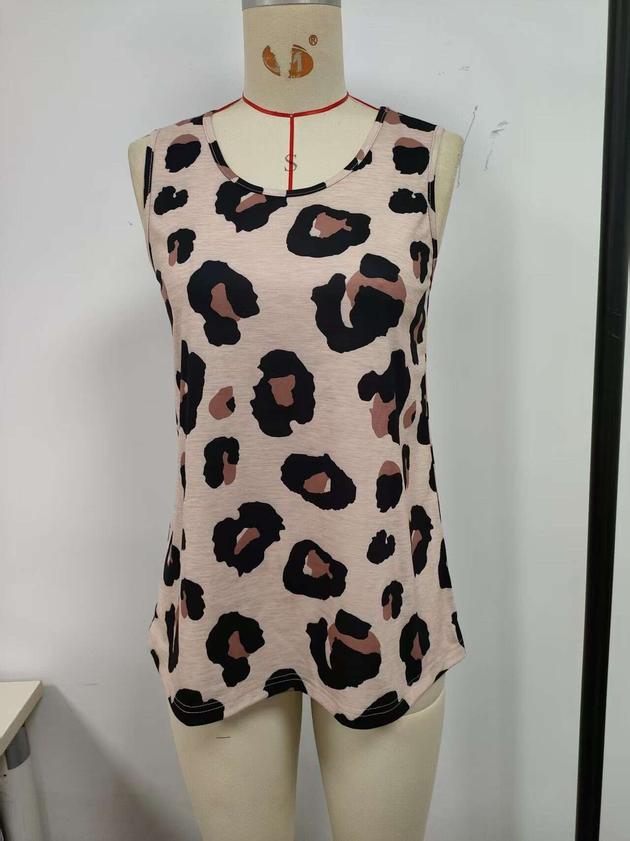 Leopard print, vest, round neck sleeveless
