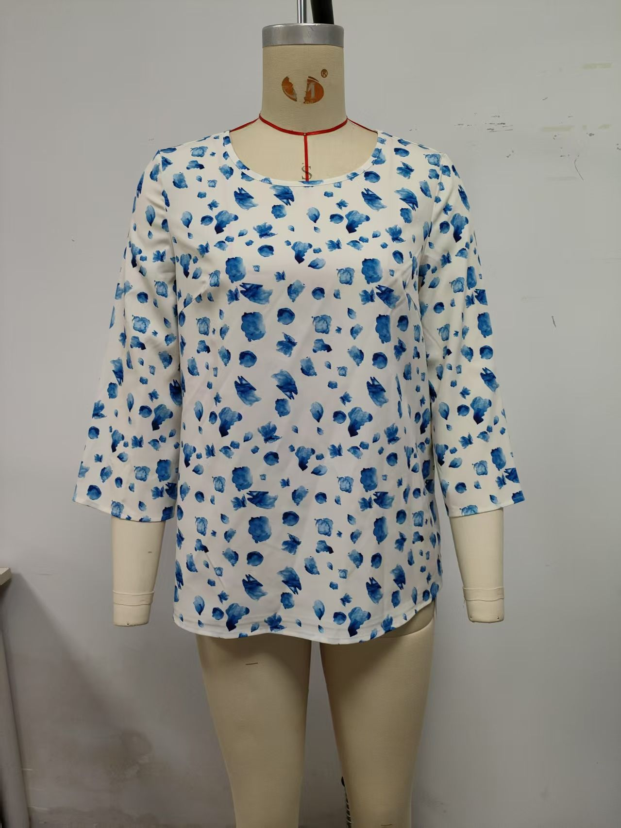White, loose T-shirt - blue irregular ink dots