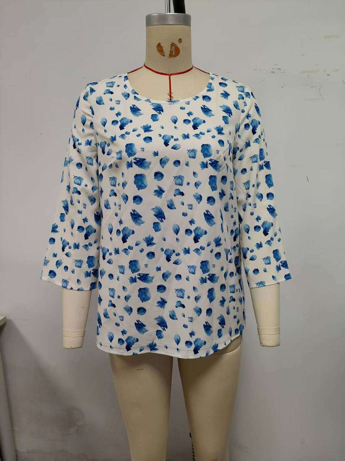 White, loose T-shirt - blue irregular ink dots
