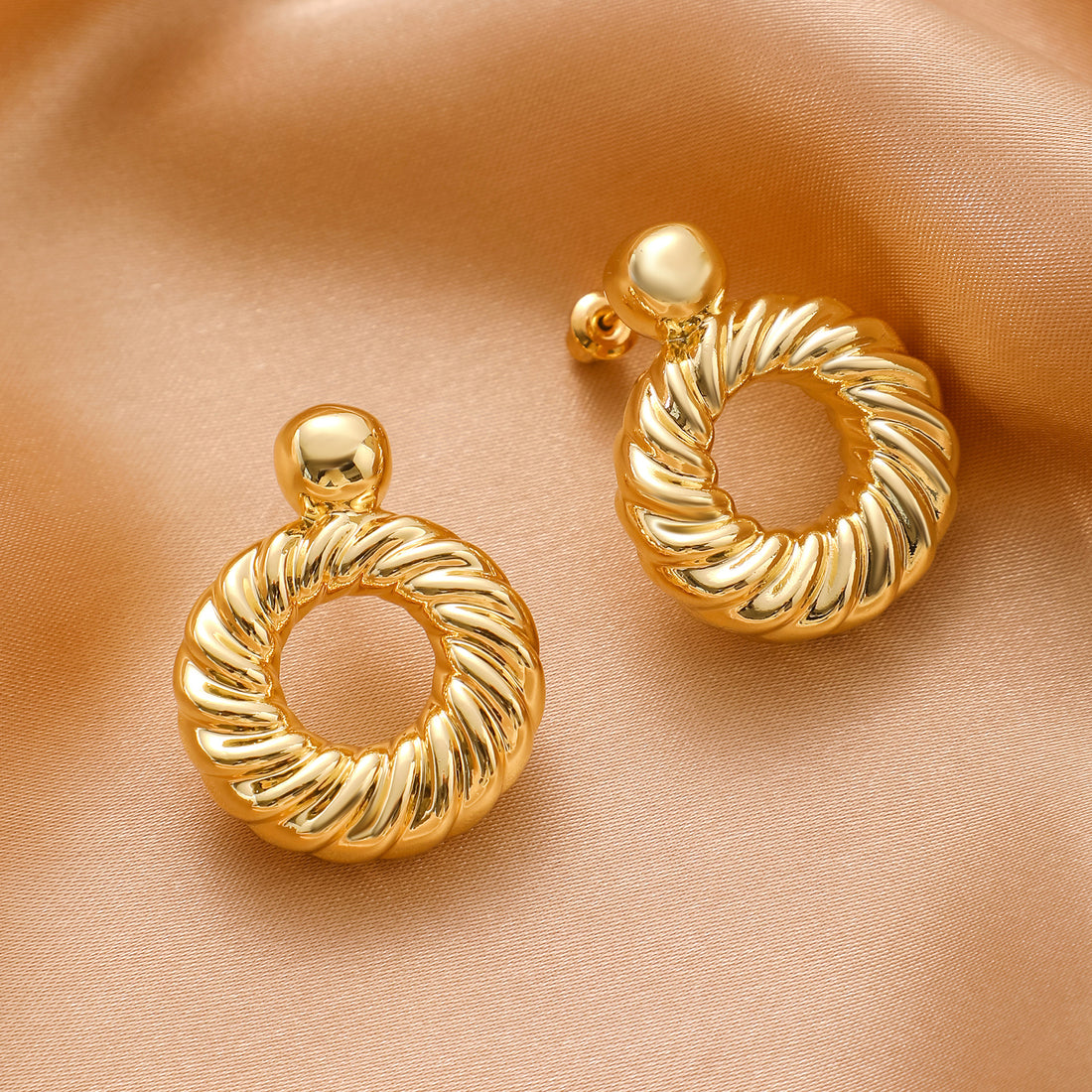 Golden, slanted stripe circle hoop earrings