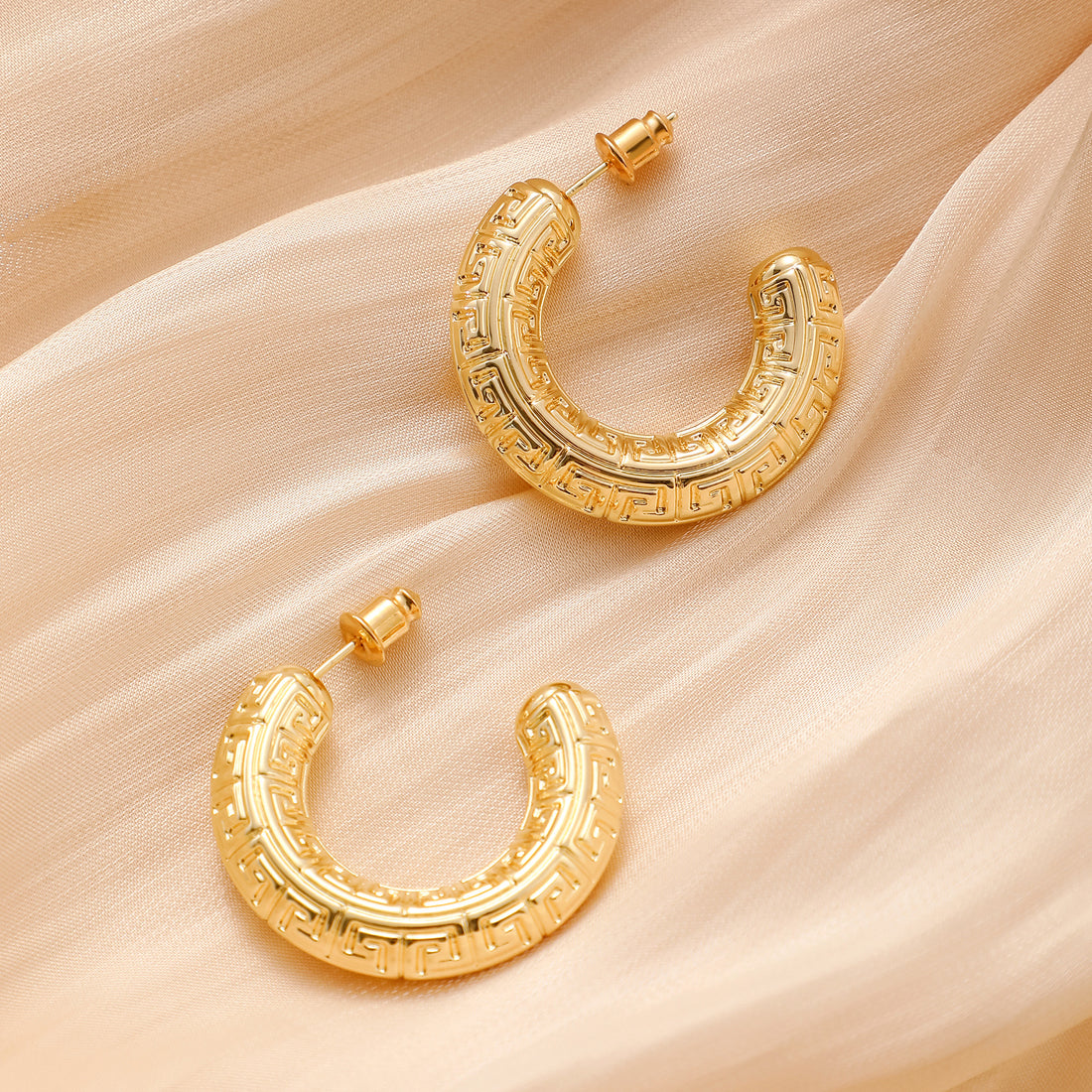 Golden earrings with auspicious cloud and half-moon pattern in curved shape