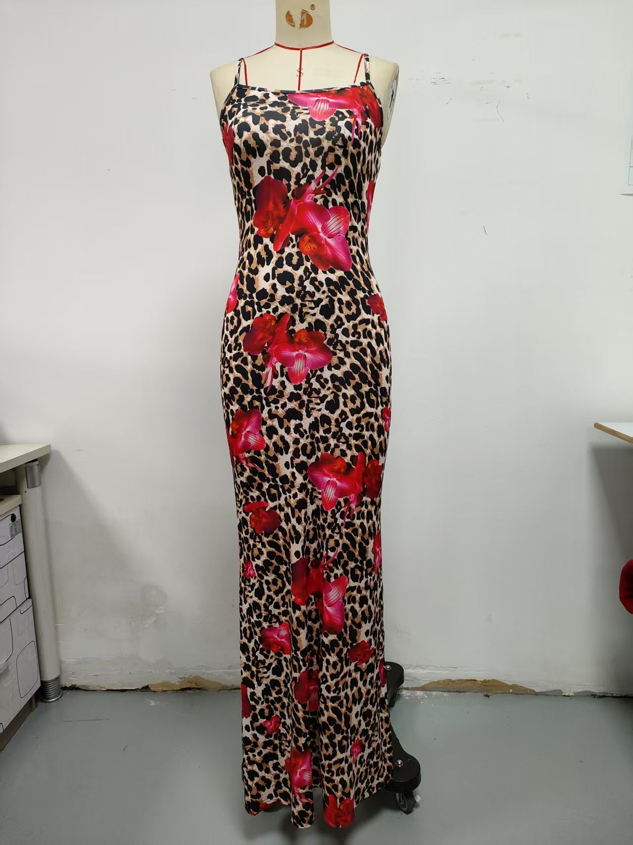 Leopard print flower, camisole dress, thin shoulder straps, tight upper body, lower skirt over ankle
