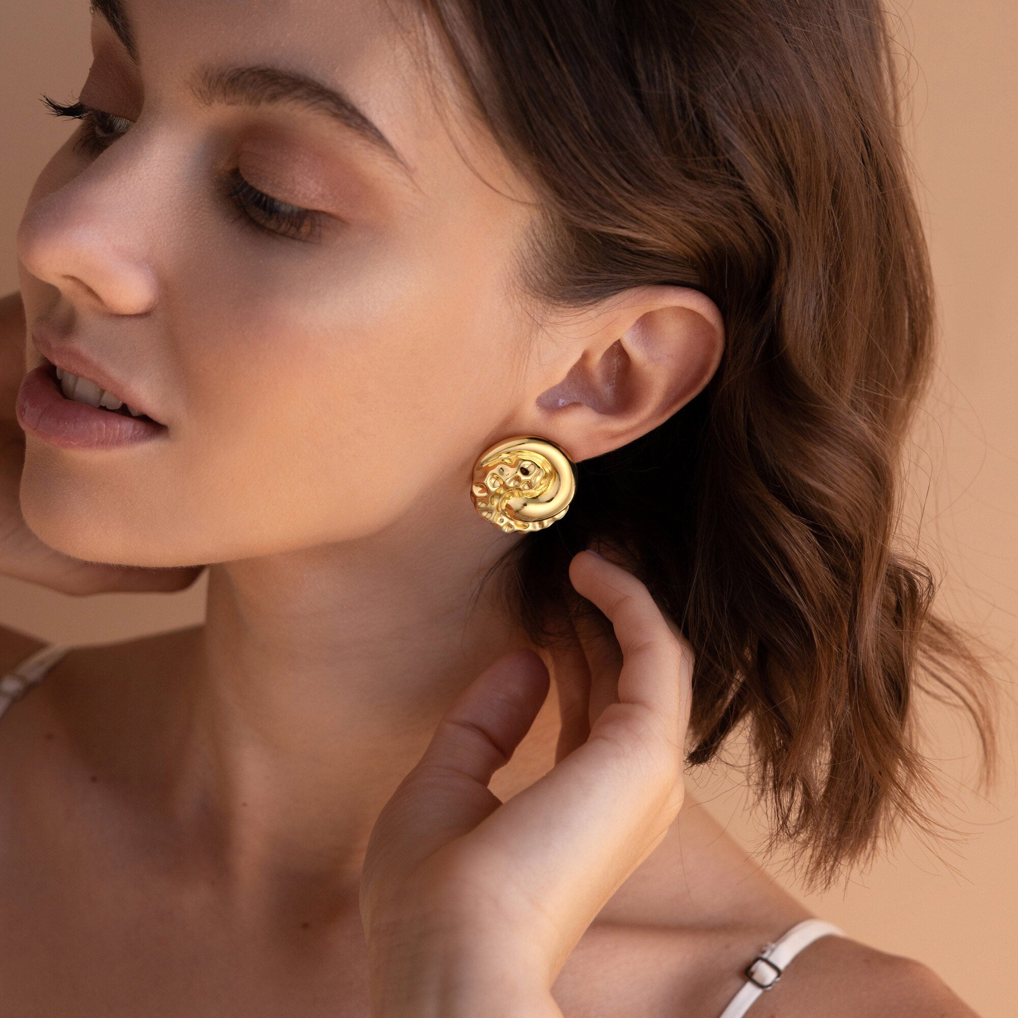 Golden, smooth and textured circular earrings