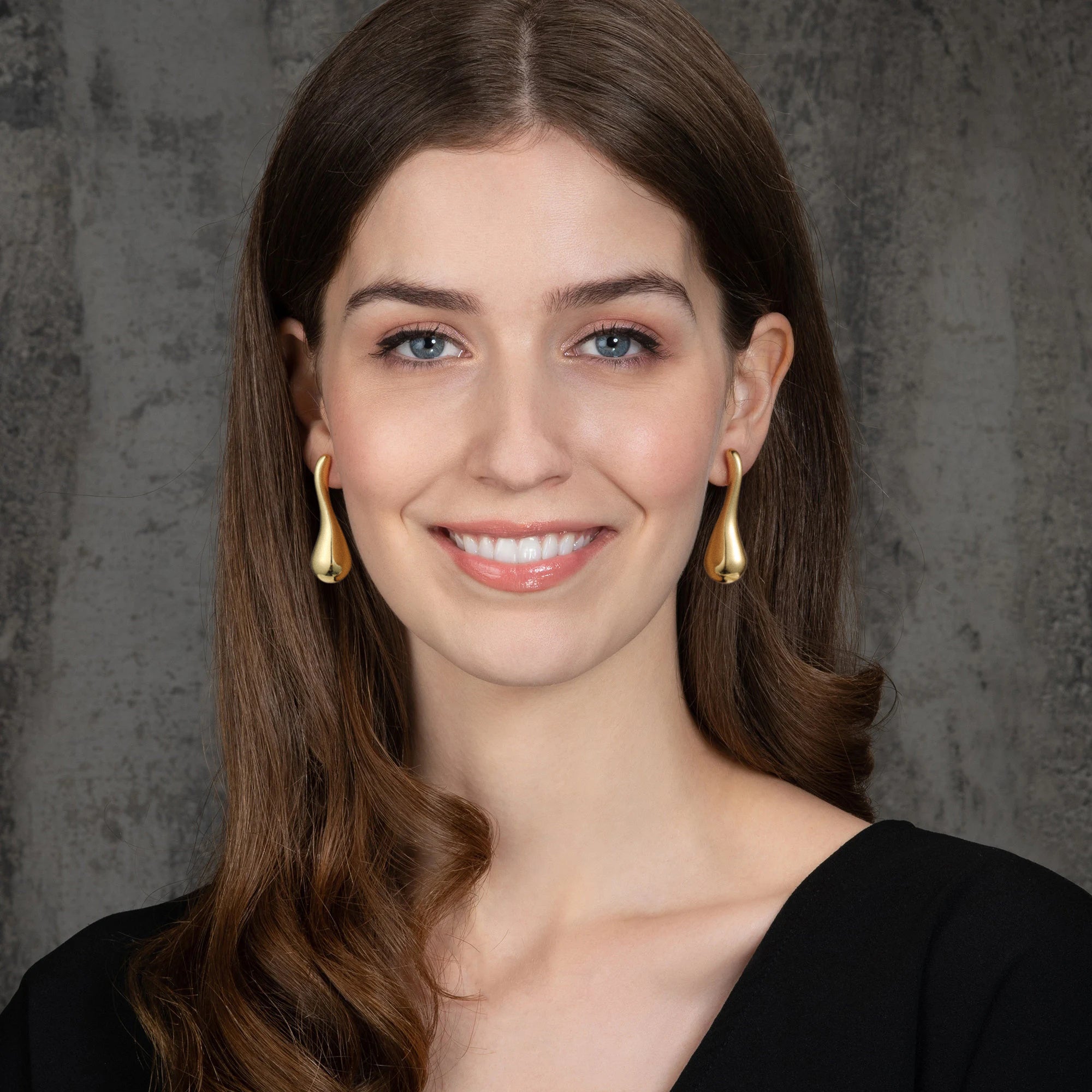 Golden, dripping waterdrop-shaped earrings