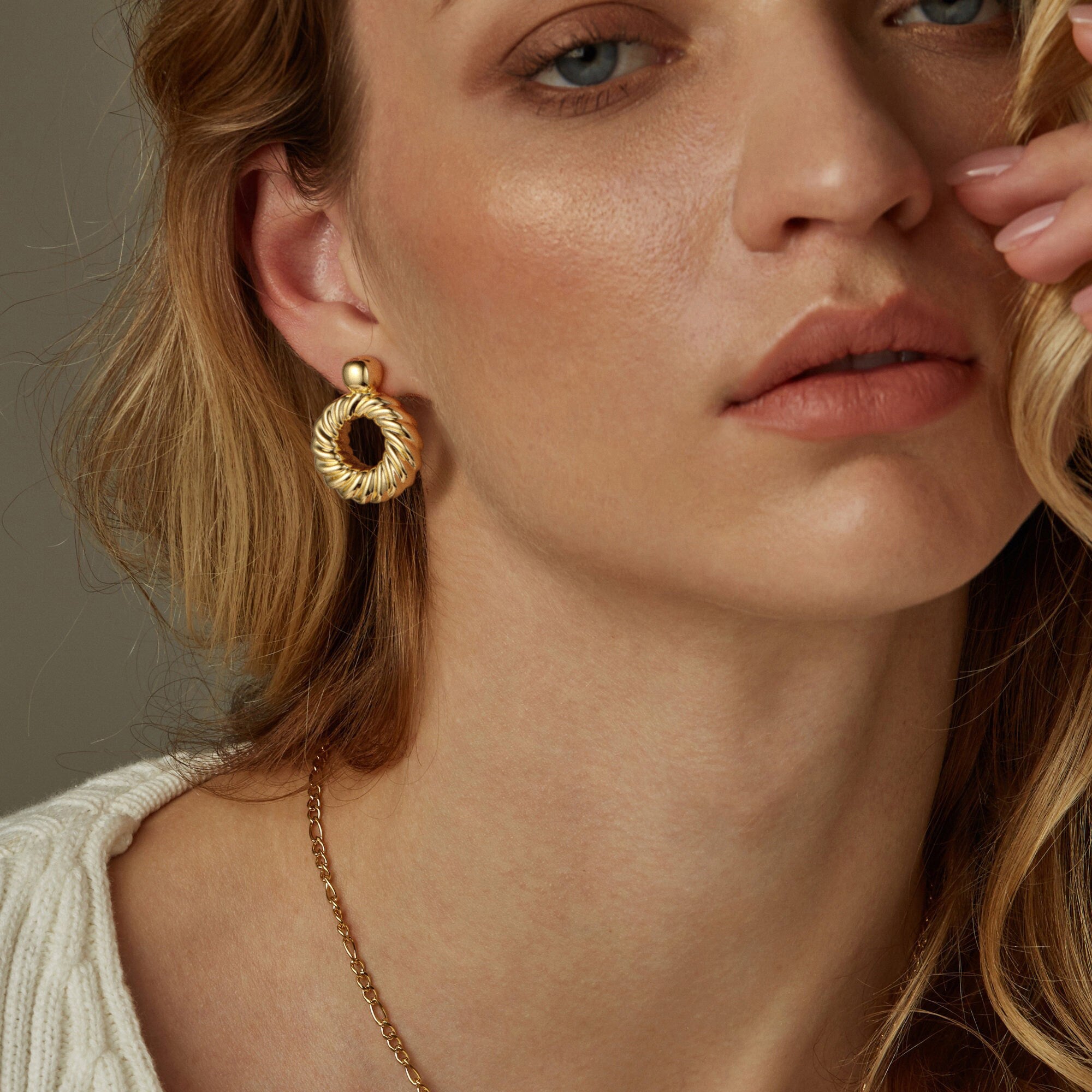 Golden, slanted stripe circle hoop earrings
