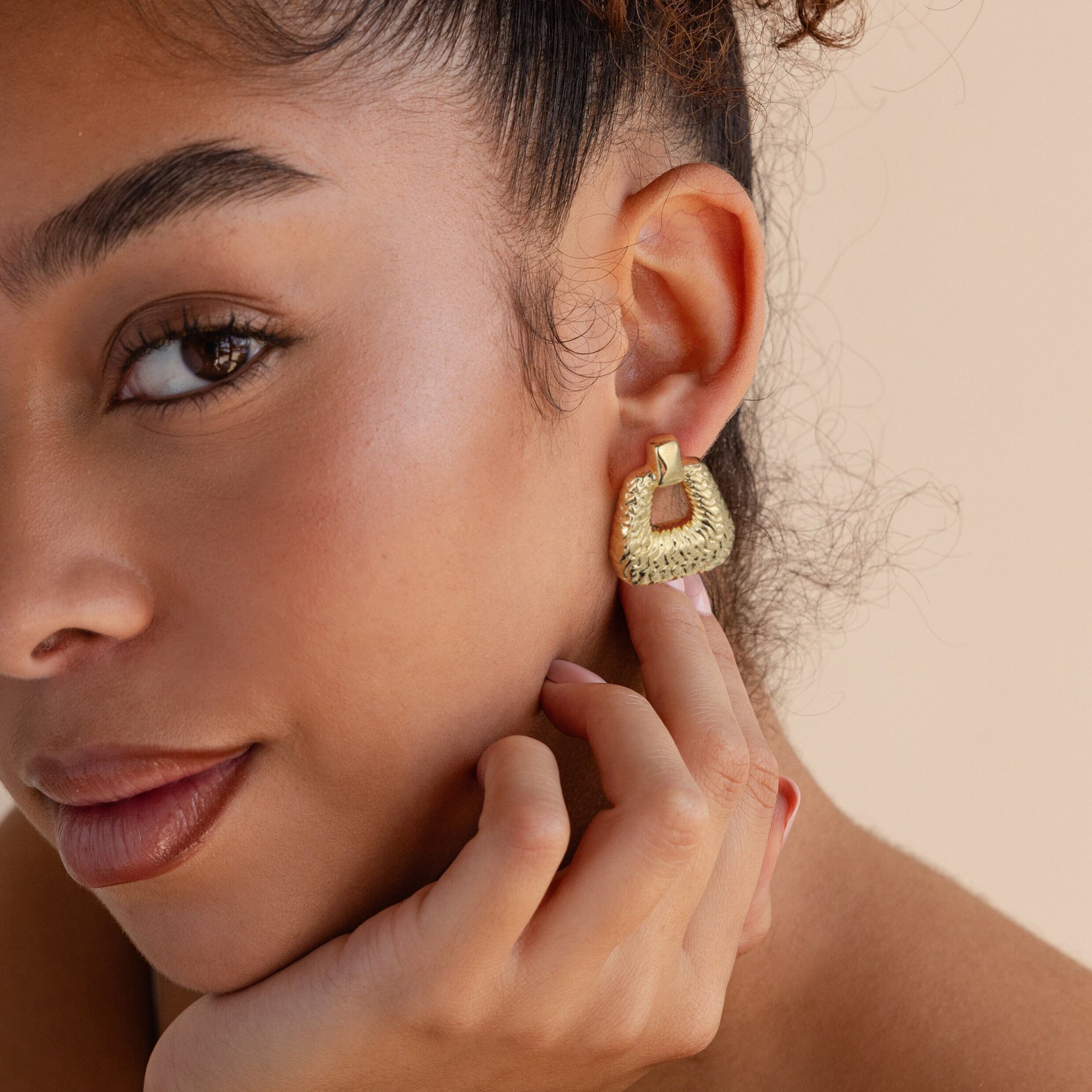 Golden, lightning pattern handbag-shaped earrings