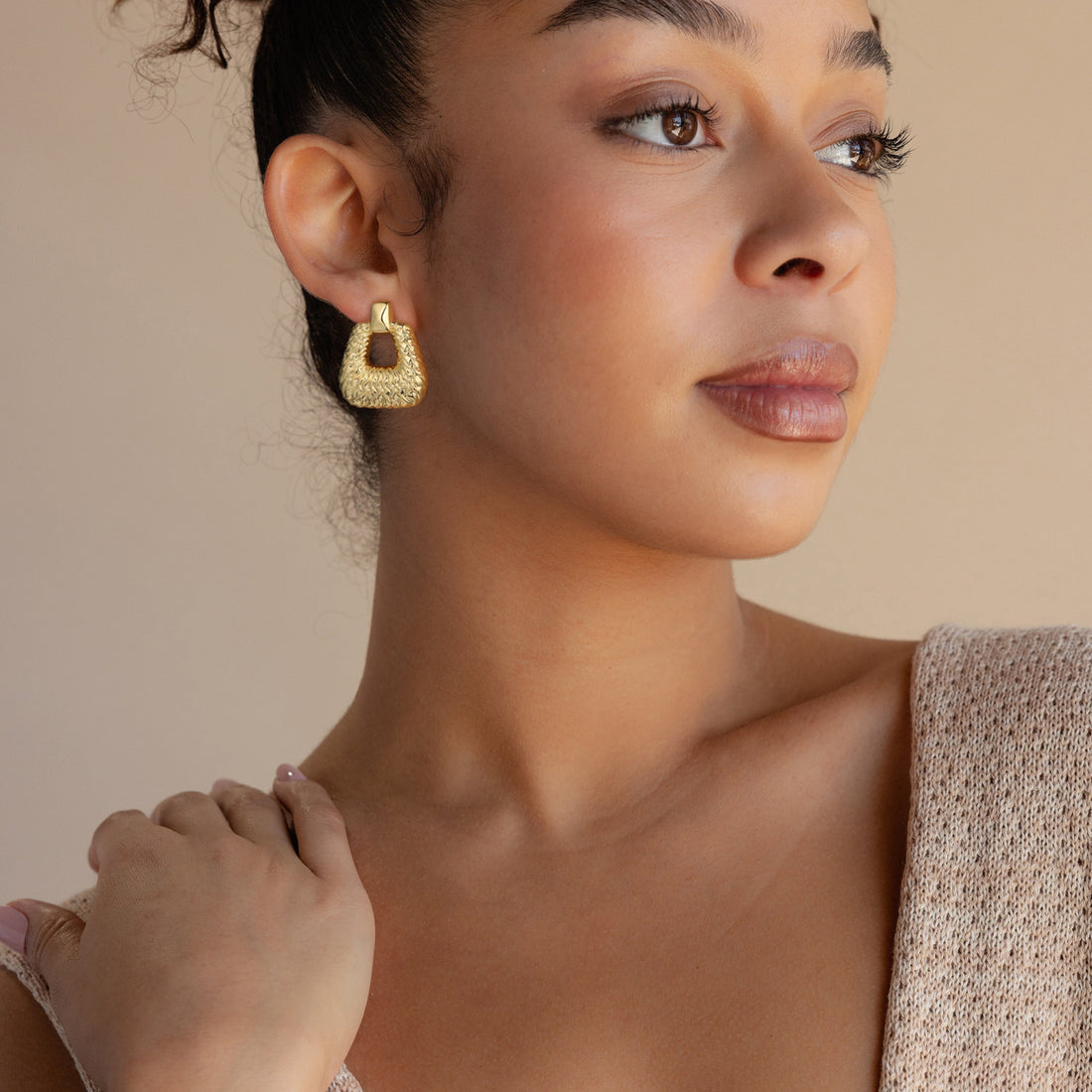 Golden, lightning pattern handbag-shaped earrings