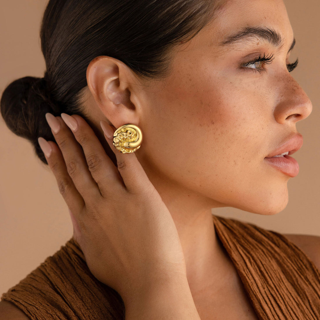 Golden, smooth and textured circular earrings
