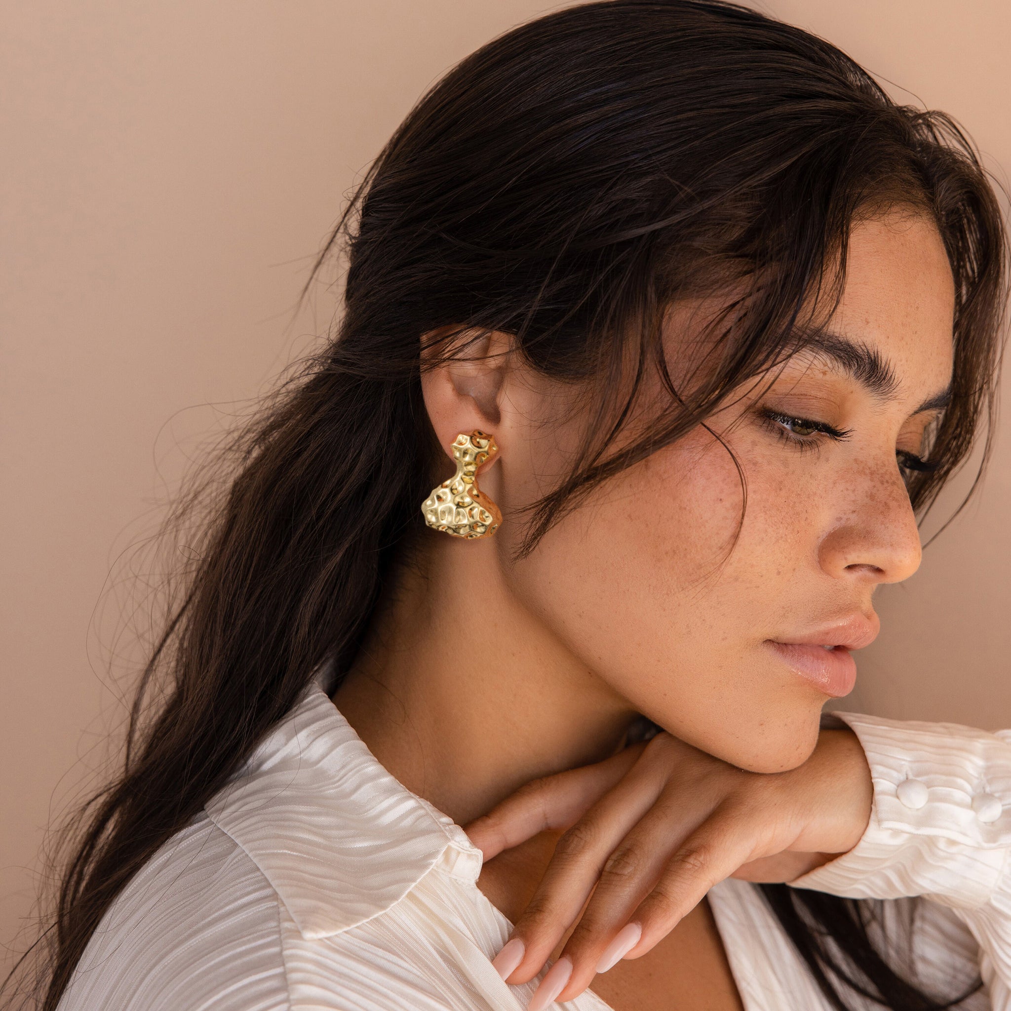 Golden, small hammer-shaped earrings