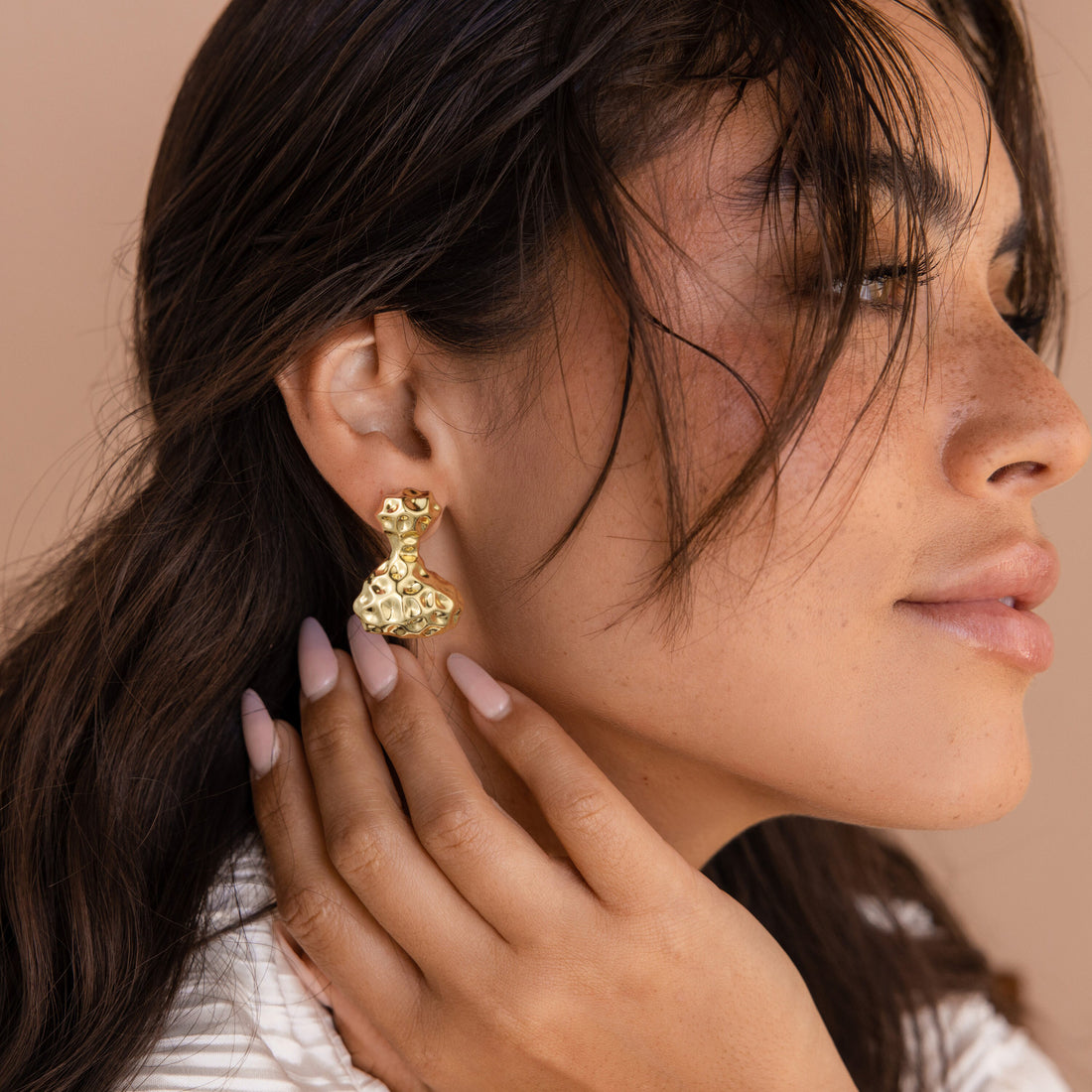Golden, small hammer-shaped earrings